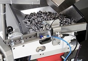 Automated screw feeding with a minimum of particles